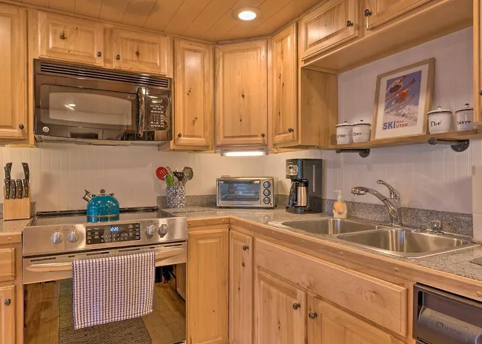 Updated Loon Townhome With Mtn Views And Ski Shuttle!